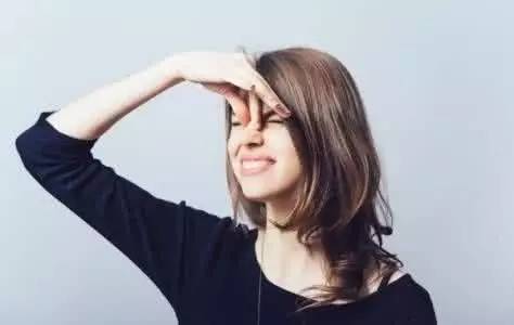 what?。俊跋恪逼G的美女成了辦公室污染源，甲醛治理非常必要！