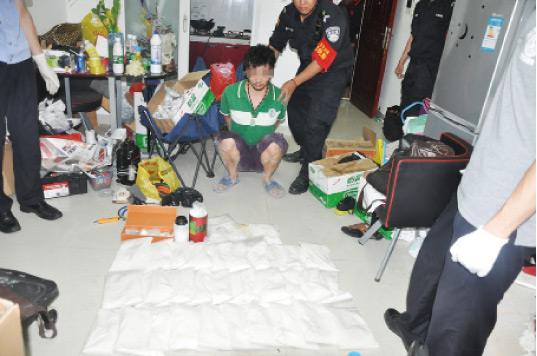 廚房水管破裂傳出刺鼻性氣味，原以為是鄰居家甲醛超標(biāo)，沒想到是“絕命毒師”