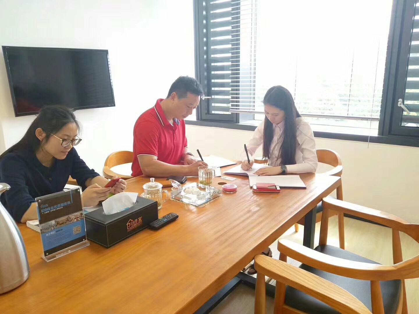 熱烈祝賀余總簽約創(chuàng)綠家海南省市級代理！