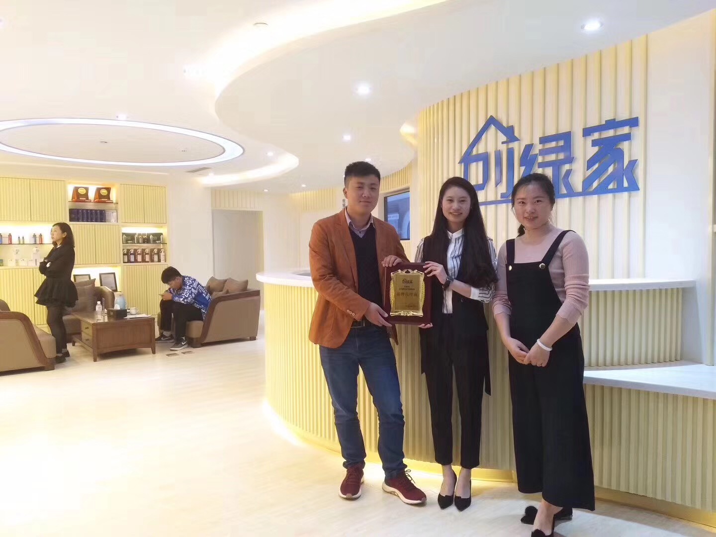 熱烈祝賀蔣總簽約創(chuàng)綠家江蘇省市級代理！
