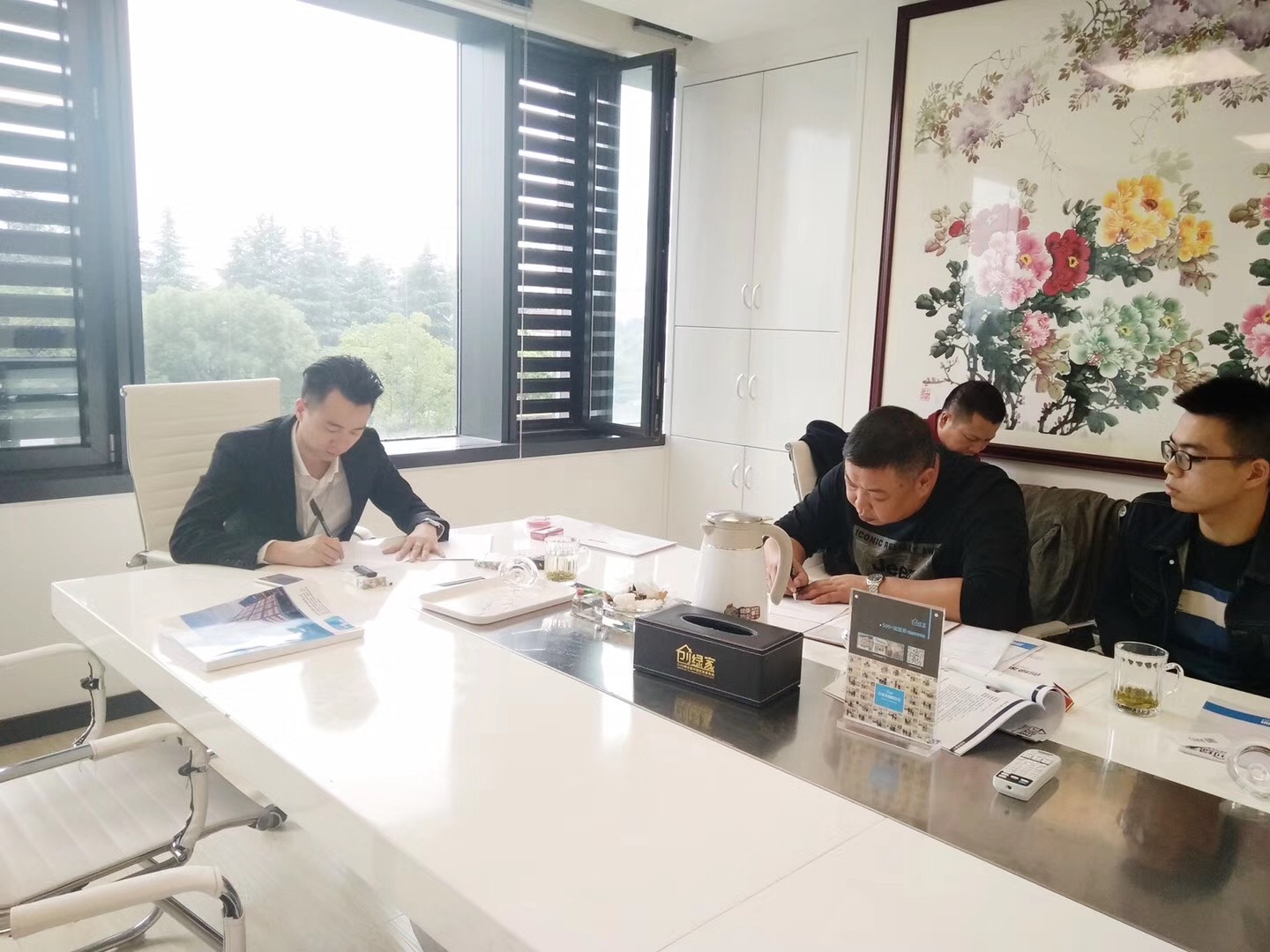 熱烈祝賀何總父子簽約創(chuàng)綠家江西省市級代理！