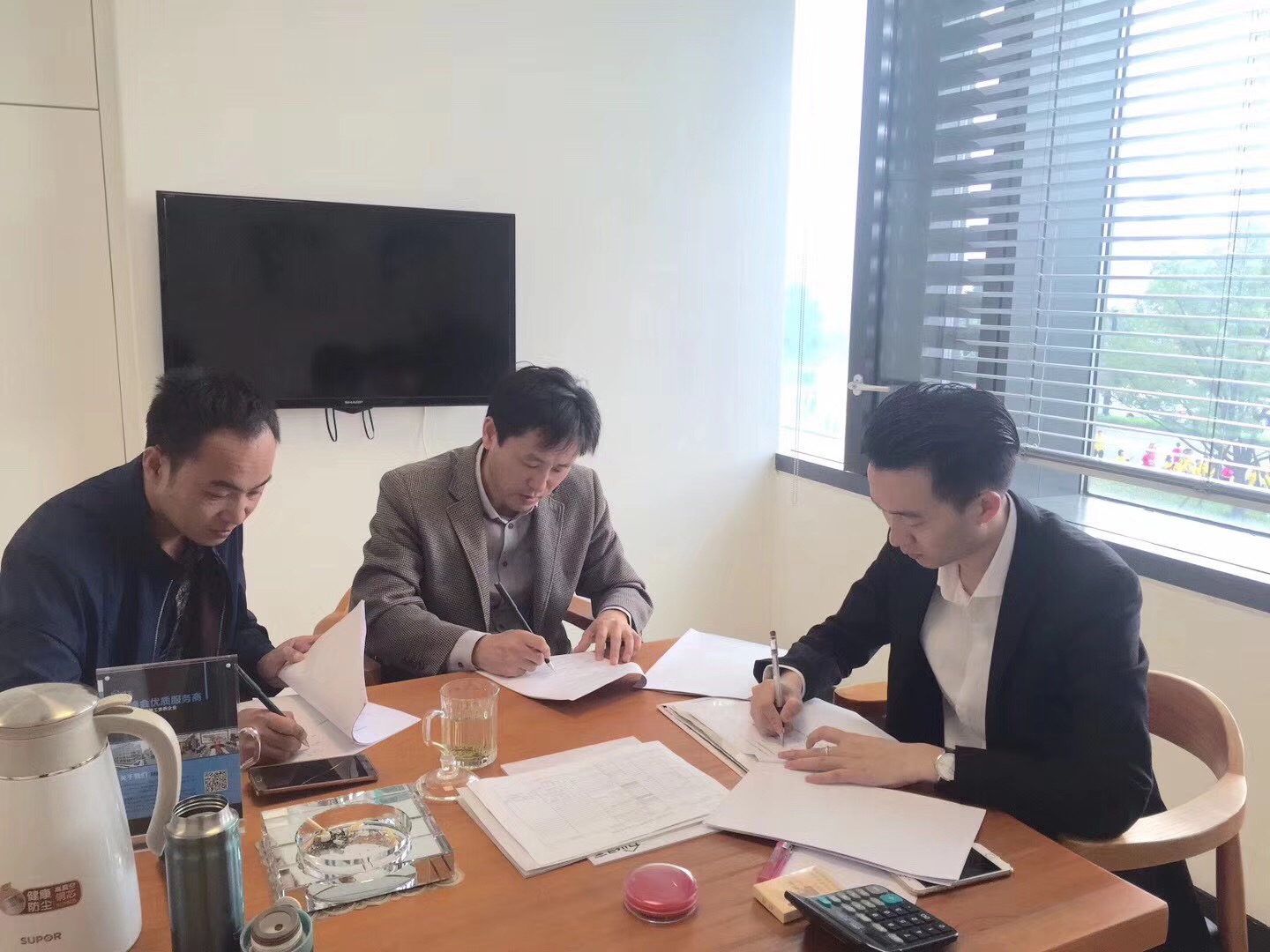 熱烈祝賀王總、葛總簽約創(chuàng)綠家蘇州市區(qū)級代理！