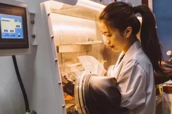 青春是用來(lái)奮斗的，除甲醛的青春最美麗！