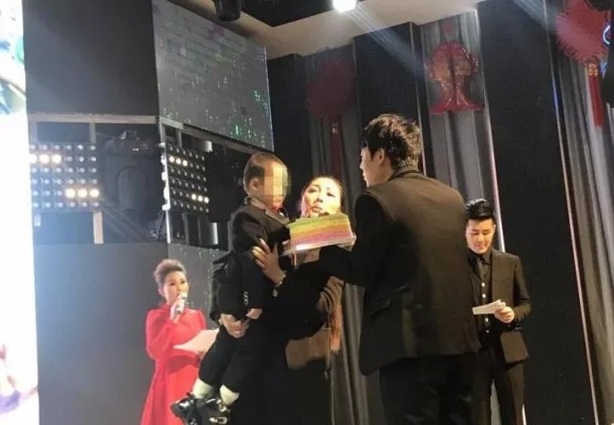 4歲男孩和媽媽辦“婚禮”，真相令人淚崩！