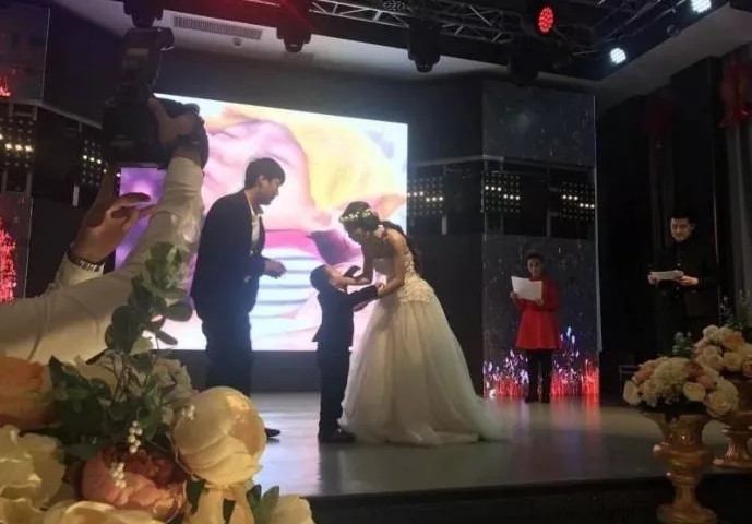 4歲男孩和媽媽辦“婚禮”，真相令人淚崩！