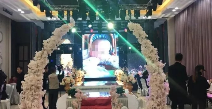 4歲男孩和媽媽辦“婚禮”，真相令人淚崩！