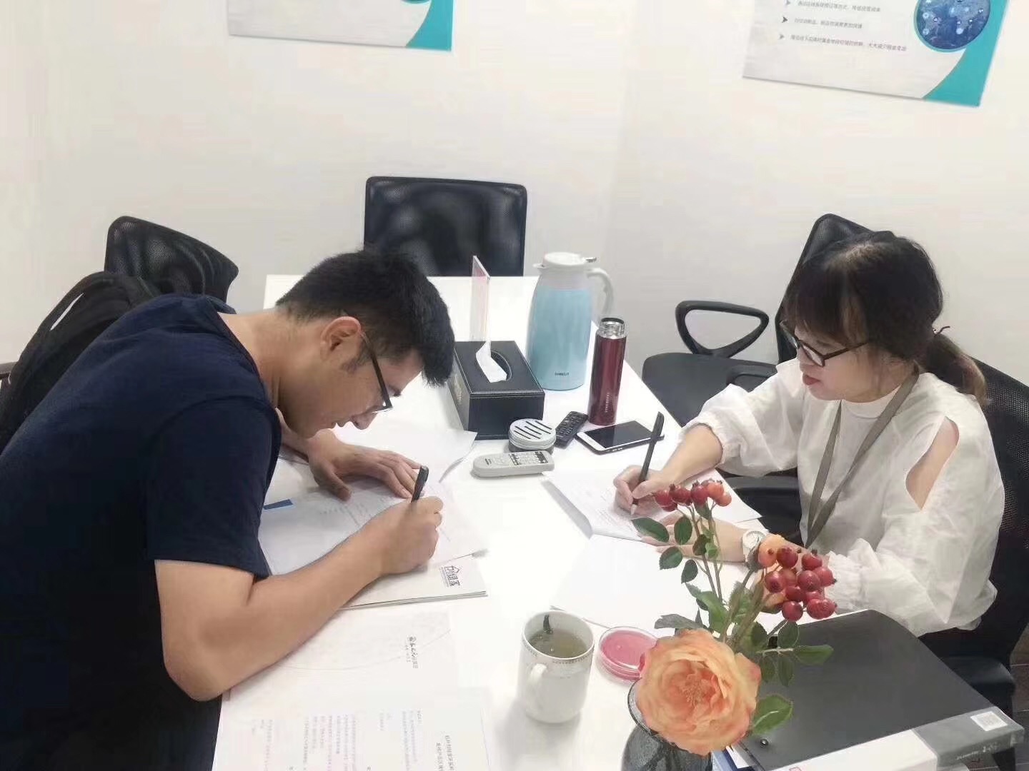 熱烈祝賀何總簽約創(chuàng)綠家塔城市縣級代理！