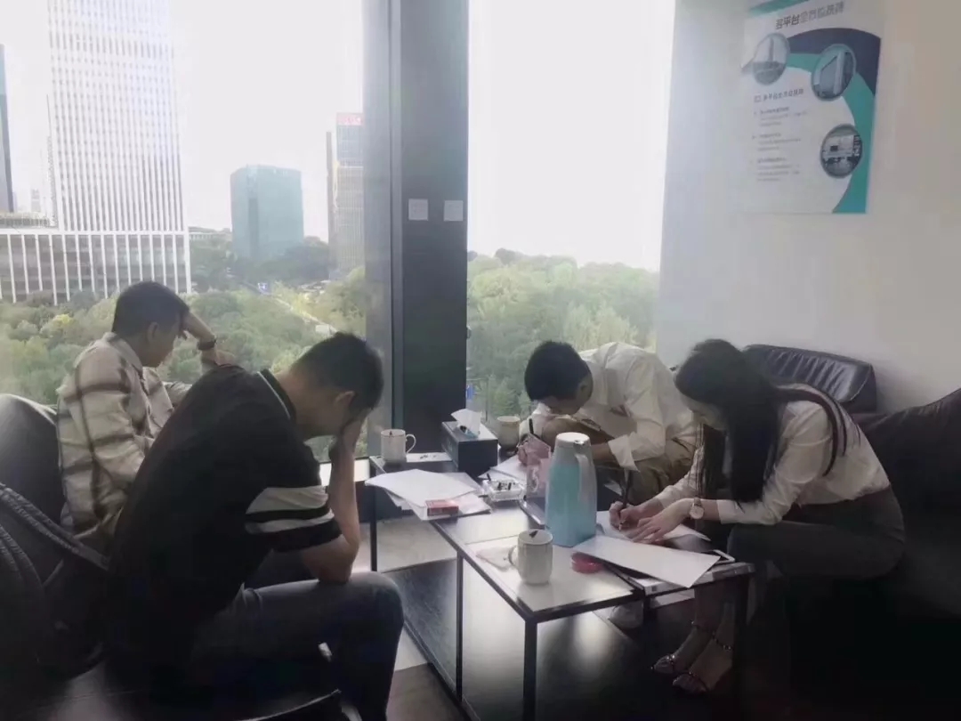 熱烈祝賀馮總、李總、龔總簽約創(chuàng)綠家清遠市區(qū)級代理！