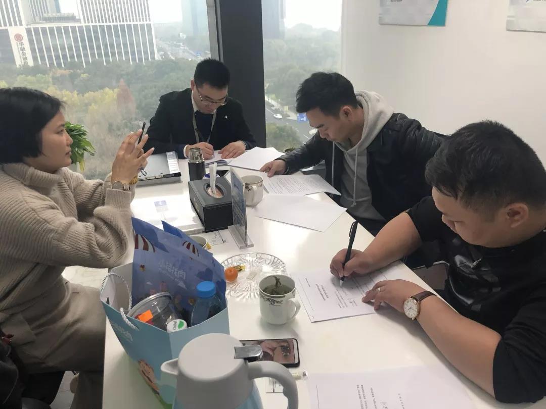 熱烈祝賀黃總夫婦簽約創(chuàng)綠家廣西南寧市區(qū)級代理！