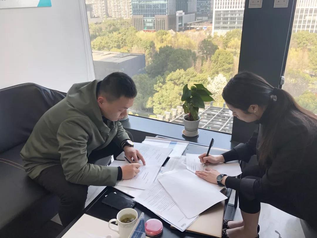 彭總之前是在國企上班，現(xiàn)在選擇自己創(chuàng)業(yè)，自己做過多方面的了解，千里迢迢來考察，注重公司實力、扶持力度和產(chǎn)品效果，對這個行業(yè)也是非常有信心，在我們除醛技術(shù)交流峰會現(xiàn)場果斷簽約！