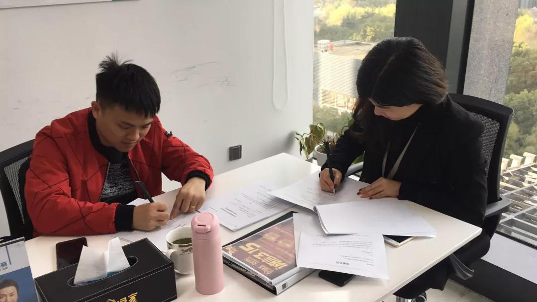 熱烈祝賀鄧總、郭總簽約創(chuàng)綠家江西省某市縣級(jí)代理！