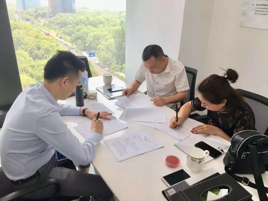 熱烈祝賀李總夫婦簽約創(chuàng)綠家湖南省常德市區(qū)級代理！