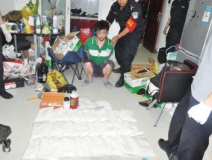 廚房水管破裂傳出刺鼻性氣味，原以為是鄰居家裝修后除甲醛沒(méi)到位，沒(méi)想到是“絕命毒師”