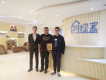 熱烈祝賀何總父子簽約創(chuàng)綠家江西省市級(jí)代理！