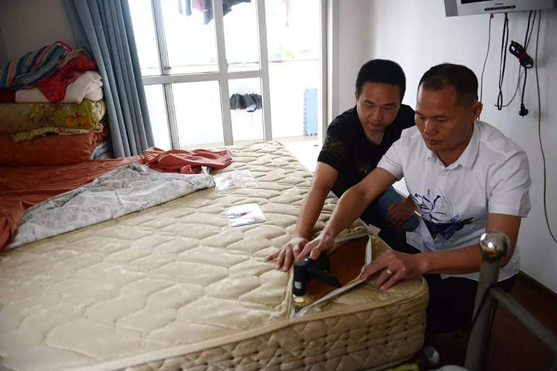 南京美女睡了10年的床墊，掀開后把全家人都嚇傻了……
