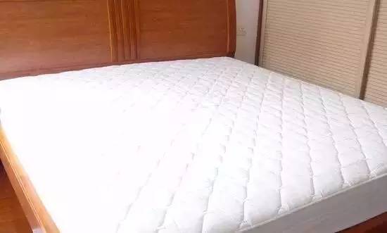 南京美女睡了10年的床墊，掀開后把全家人都嚇傻了……