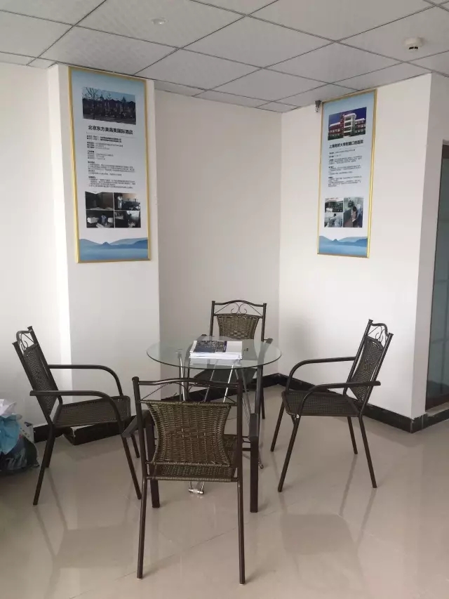 歷經(jīng)近兩個(gè)月的店面籌備工作，創(chuàng)綠家空氣治理惠州服務(wù)中心正式落成，室內(nèi)裝修污染危害社會(huì)，室內(nèi)空氣治理迫在眉睫。創(chuàng)綠家惠州服務(wù)中心將竭誠為您服務(wù)！ 溫總、朱總與公司合照 創(chuàng)綠家空氣治理惠州服務(wù)中心門面 店內(nèi)展示： 祝溫總、朱總開業(yè)生意興隆、財(cái)源廣進(jìn)！